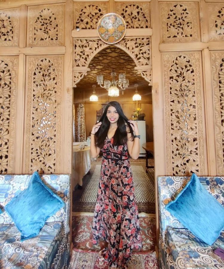 Exotic Young Shreen Houseboat Hotel Srinagar  Exterior photo