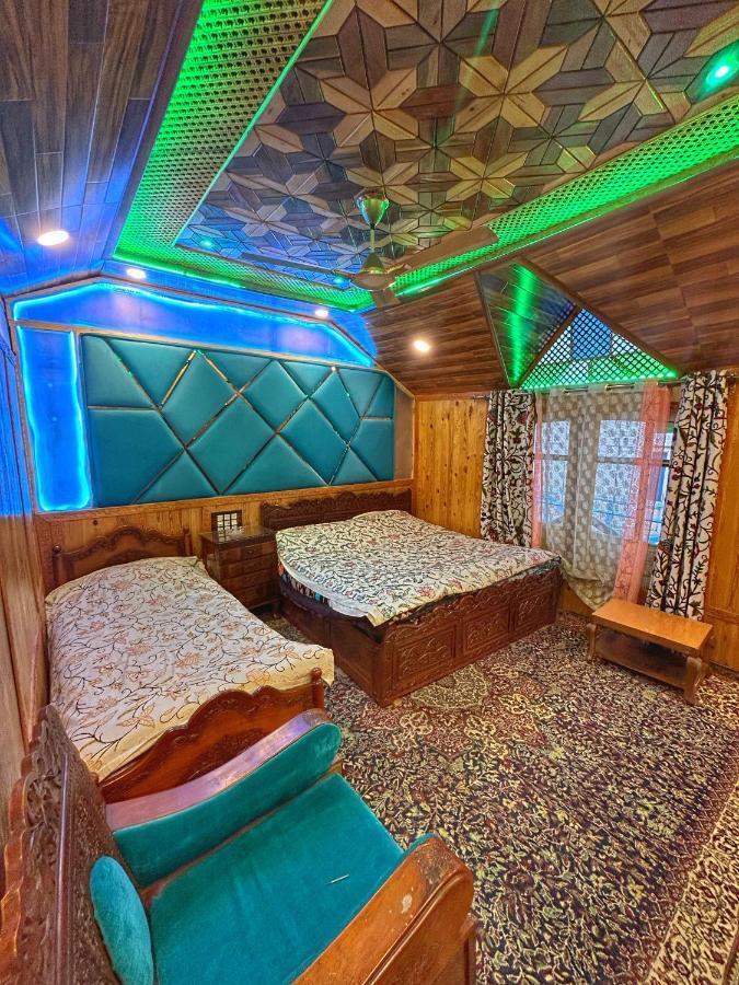 Exotic Young Shreen Houseboat Hotel Srinagar  Exterior photo