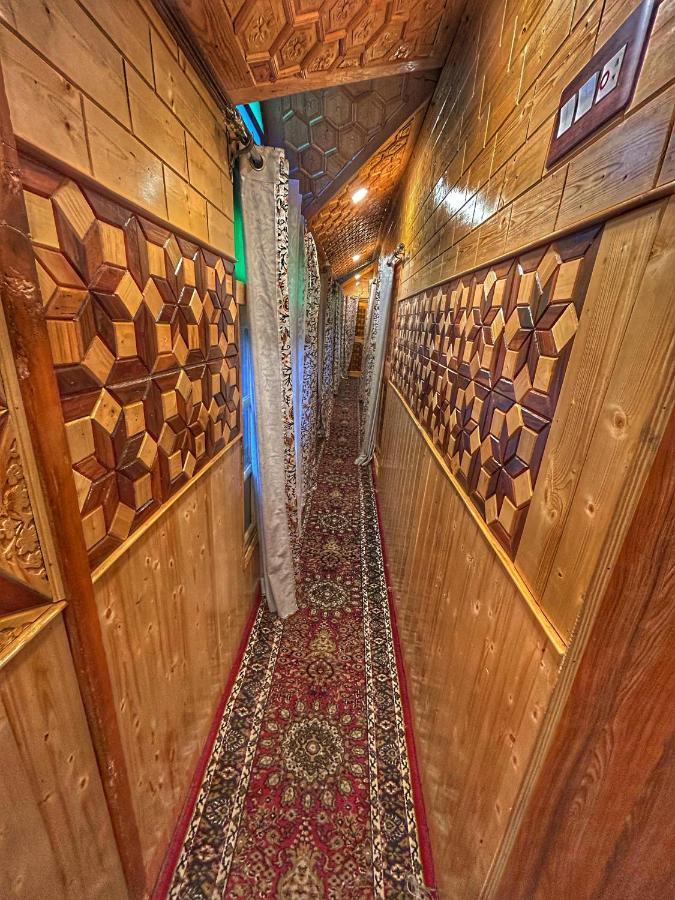 Exotic Young Shreen Houseboat Hotel Srinagar  Exterior photo