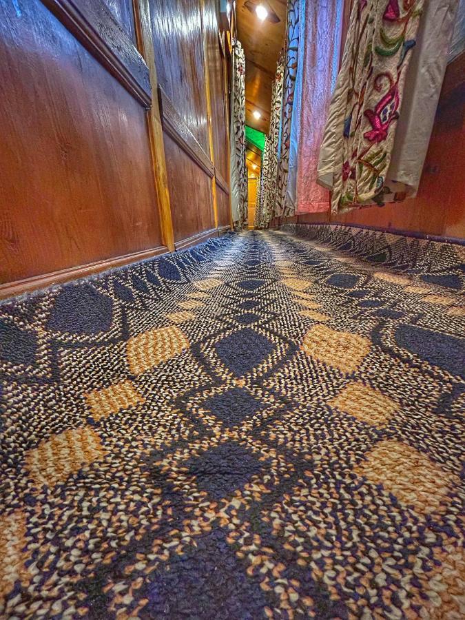 Exotic Young Shreen Houseboat Hotel Srinagar  Exterior photo
