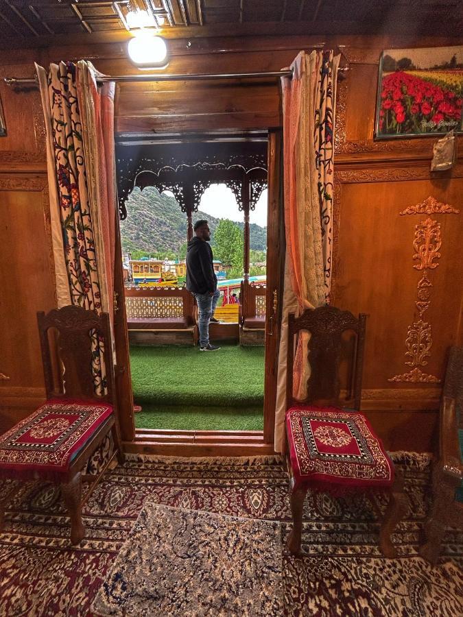 Exotic Young Shreen Houseboat Hotel Srinagar  Exterior photo