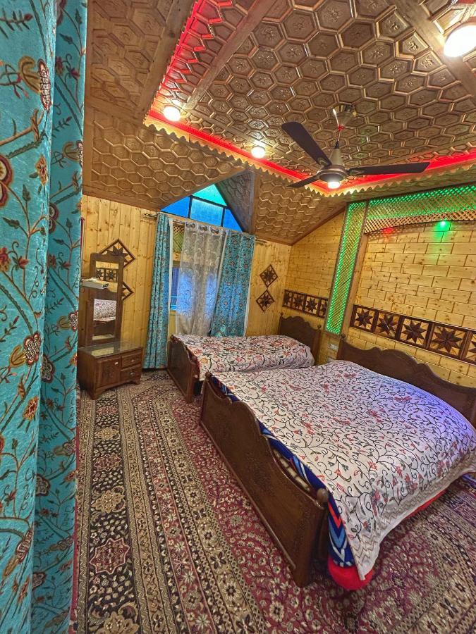 Exotic Young Shreen Houseboat Hotel Srinagar  Exterior photo
